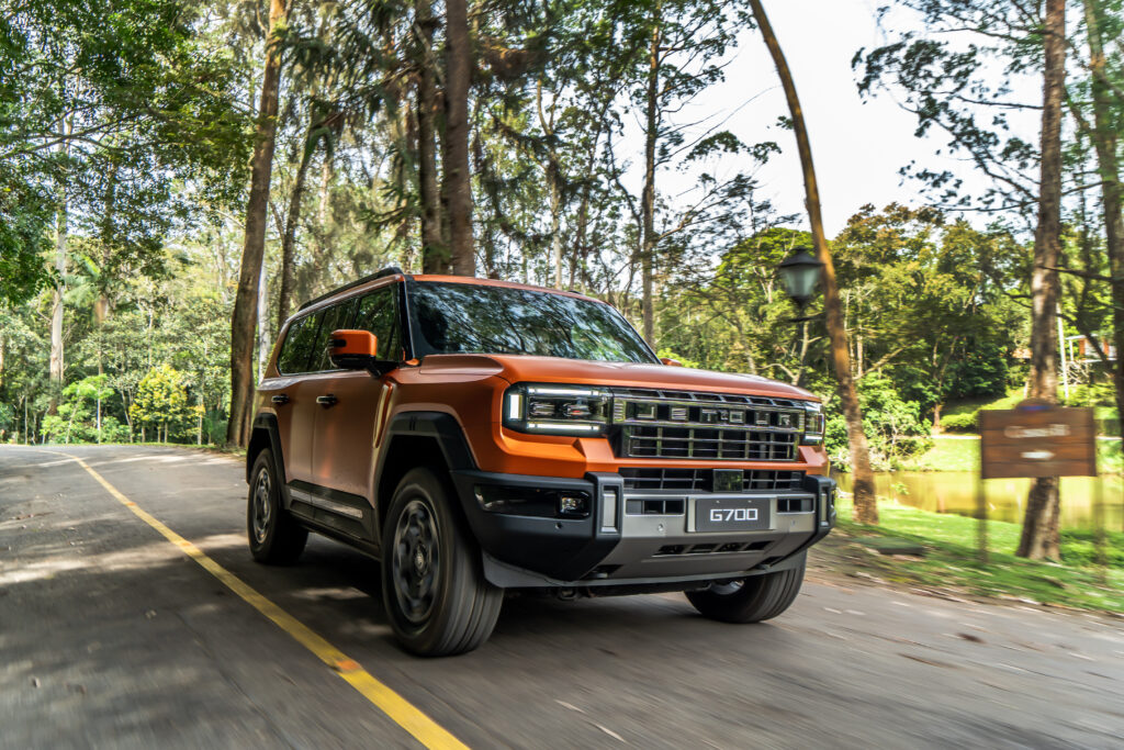Jetour G700 em movimento: híbrido plug-in com tração integral XWD que acelera de 0 a 100 km/h em 4,8 segundos