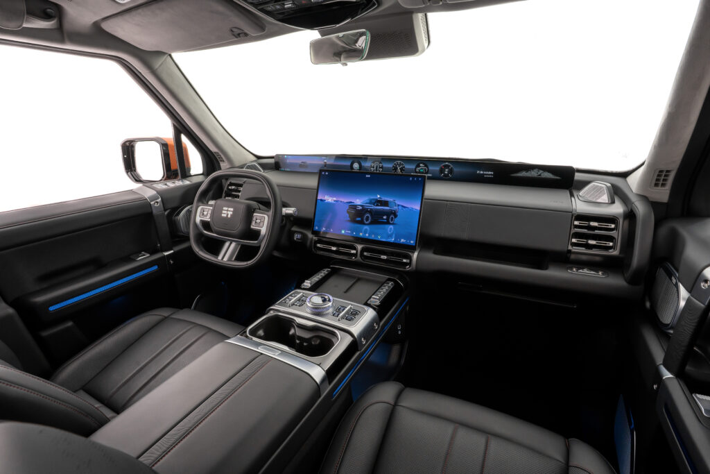 Cabine do Jetour G700 com bancos em couro Nappa e painel panorâmico que reúne instrumentos e multimídia