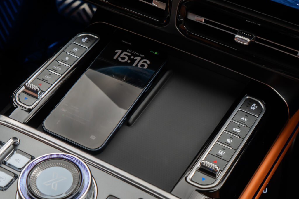 Carregador de celular por indução de 50 W no console central do Jetour G700